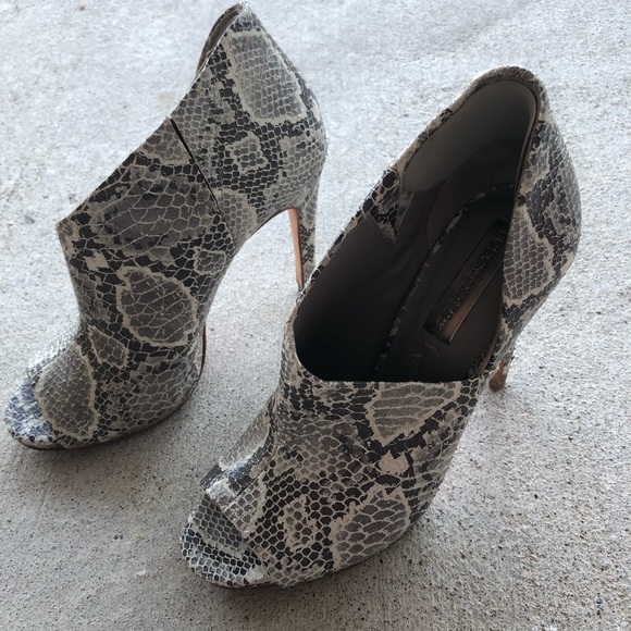 BCBGMaxAzria Snakeskin Heels Size 6 - Picture 2 of 6